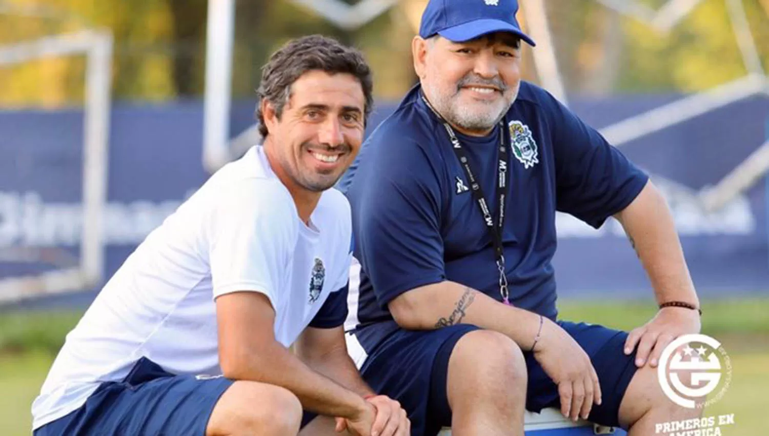 Mariano Messera, técnico de la Reserva del Lobo, junto a Maradona. (FOTO TOMADA DE TWITTER @gimnasiaoficial)