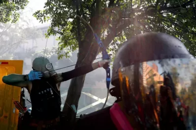 Con flechas, frenan a  policías en Hong Kong