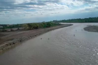 Un padre salvó a su hijo en el río, pero lo arrastró el agua y murió ahogado