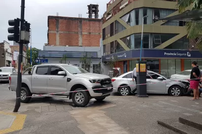 Tremenda “piña” en el centro entre una camioneta y cinco autos