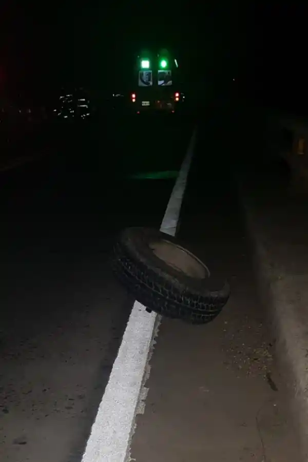La rueda que perdió la camioneta.