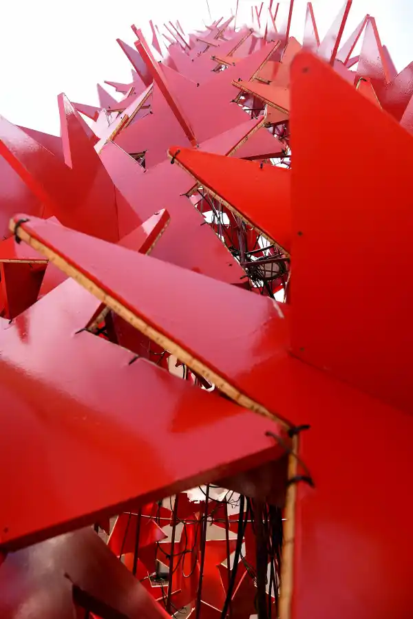 Se termina el año y el árbol de Navidad ya deslumbra en la peatonal
