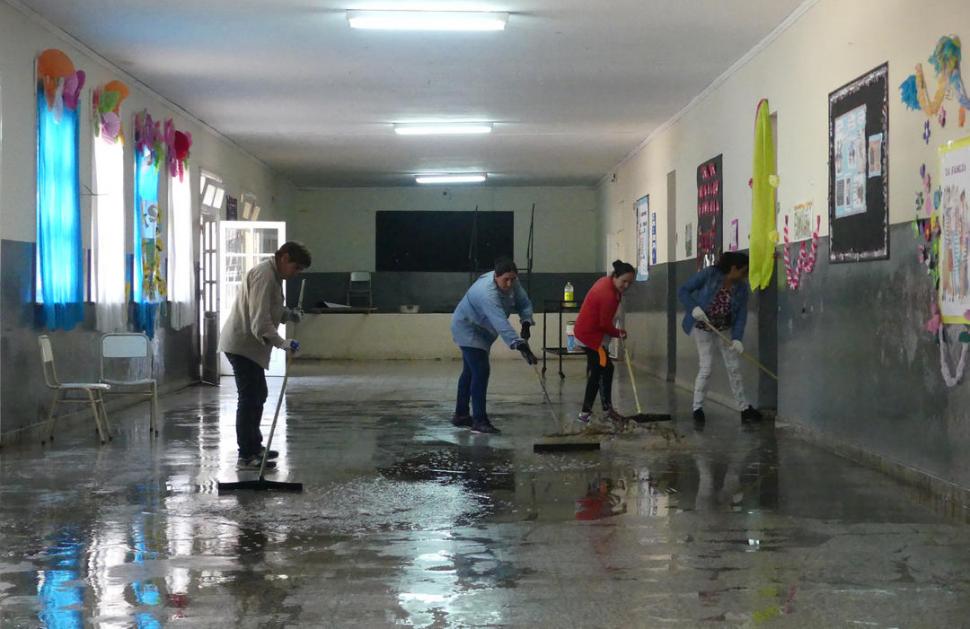 Limpian la inundada Escuela N° 186 de Finca León Cornet, Chicligasta.
