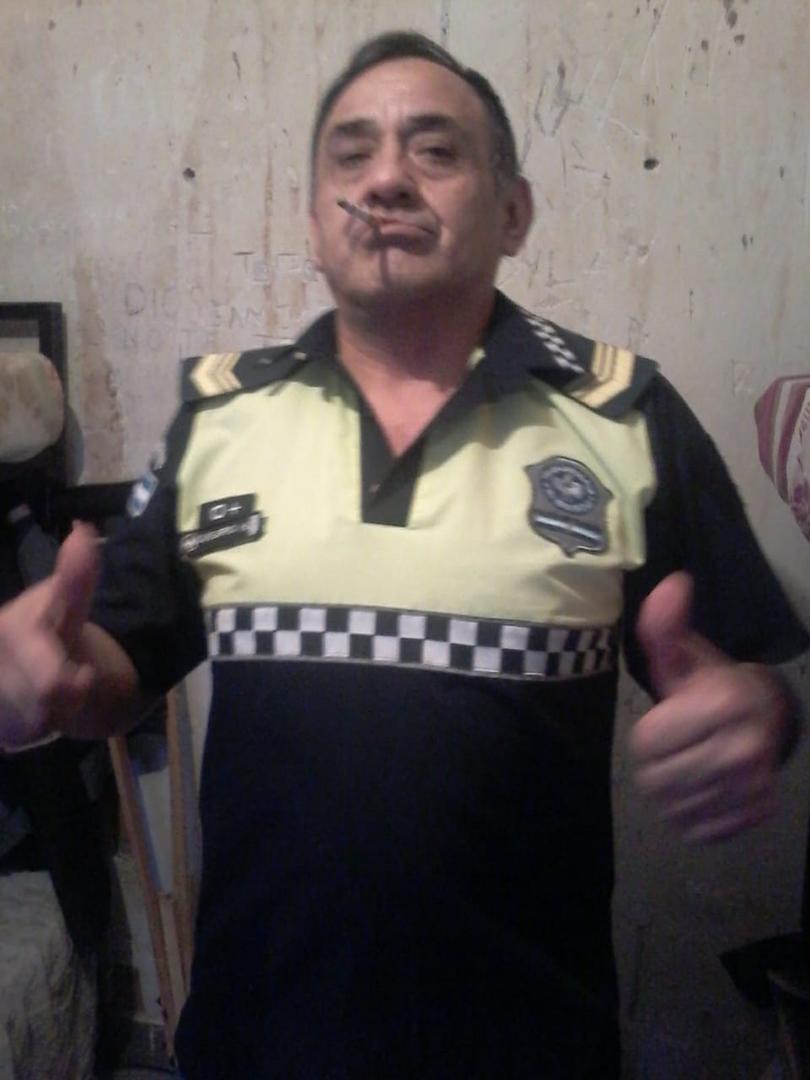 POLÉMICA. Rodríguez se sacó una foto con uniforme policial.