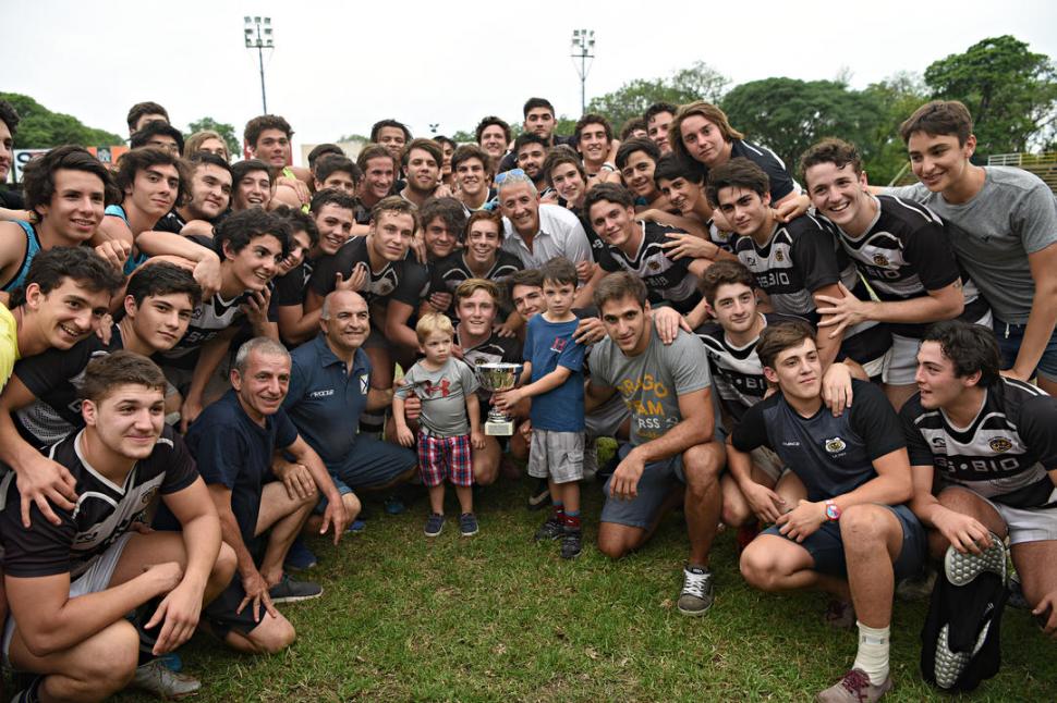 “TALARON” EL PARQUE. El equipo M17 de Tala recibe el trofeo de manos del hijo y los nietos de Juan Monterrubio, y el presidente de la URT, Marcelo Corbalán Costilla. 