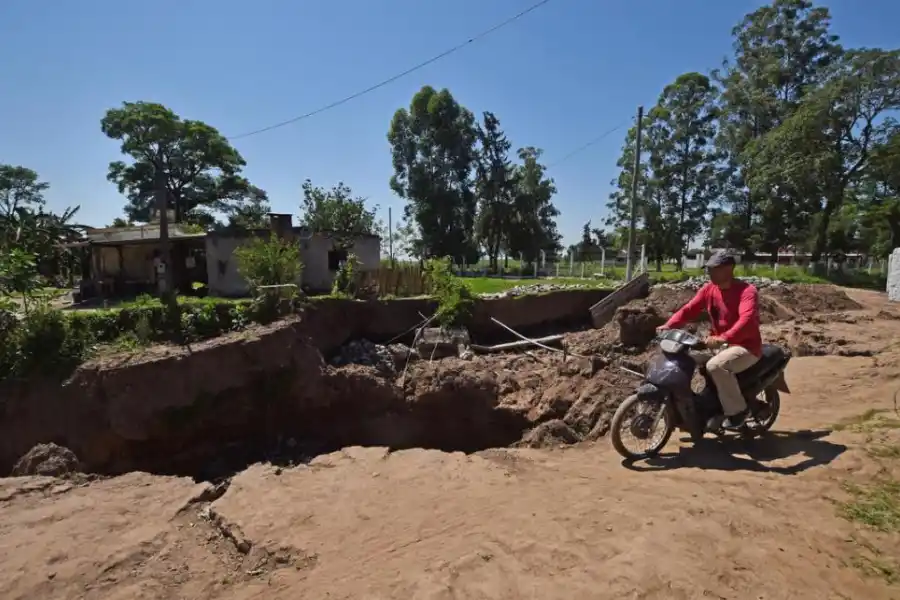 SOCAVÓN EN SANTA ANA. El terreno cedió a la altura del acceso a la Colonia 14.