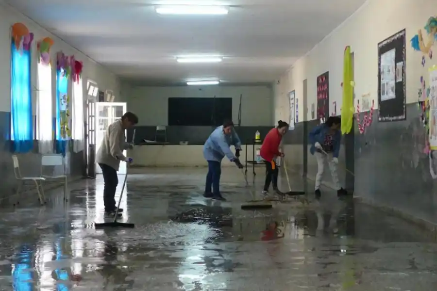 Limpian la inundada Escuela N° 186 de Finca León Cornet, Chicligasta.
