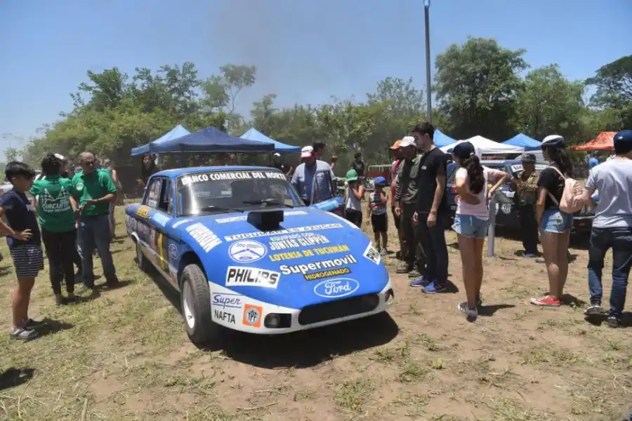 ADMIRADO. La réplica del Ford Falcon con el que compitió Estéfano se llevó todas las miradas.