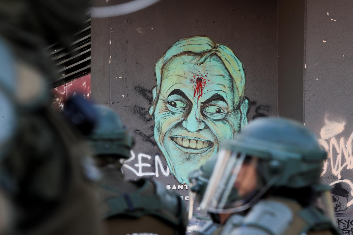 Una de las pintadas de los manifestantes durante las protestas. REUTERS 