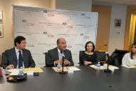 Manzur afianza lazos en busca de fondos