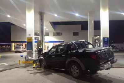 Una camioneta impactó contra una estación de servicio