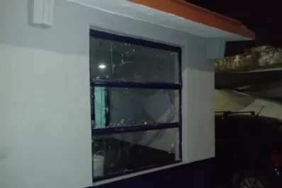 Unos 20 jóvenes enardecidos rompieron las ventanas de la comisaría de Los Pocitos