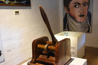 La Casa Belgraniana recibió una réplica de la imprenta de Manuel Belgrano