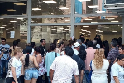 Polémica por el bono de $ 5.000: hubo enojos y colas eternas en la Anses