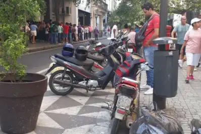 La semi peatonal de la calle 25 de Mayo se volvió a llenar de motos