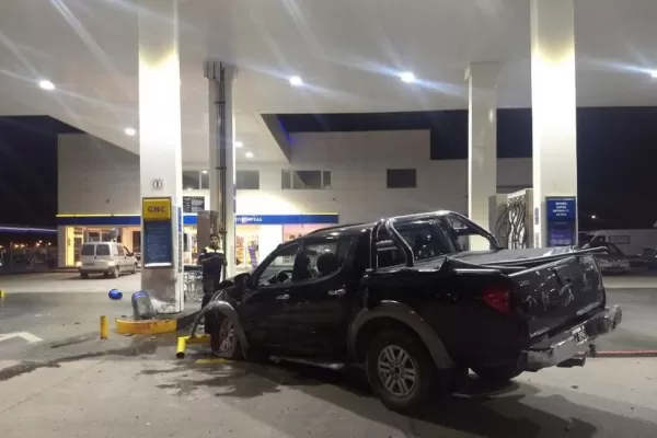 Una camioneta impactó contra una estación de servicio