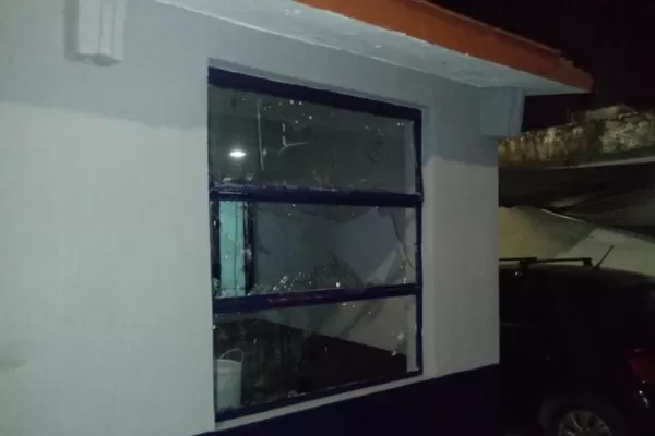 Unos 20 jóvenes enardecidos rompieron las ventanas de la comisaría de Los Pocitos
