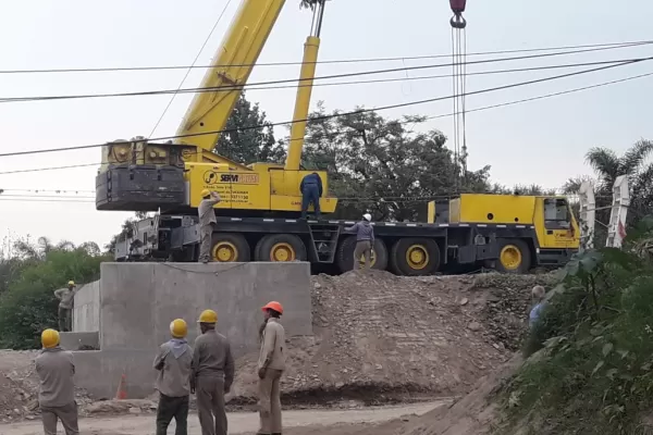 Colocaron las gigantescas vigas del nuevo puente de El Corte