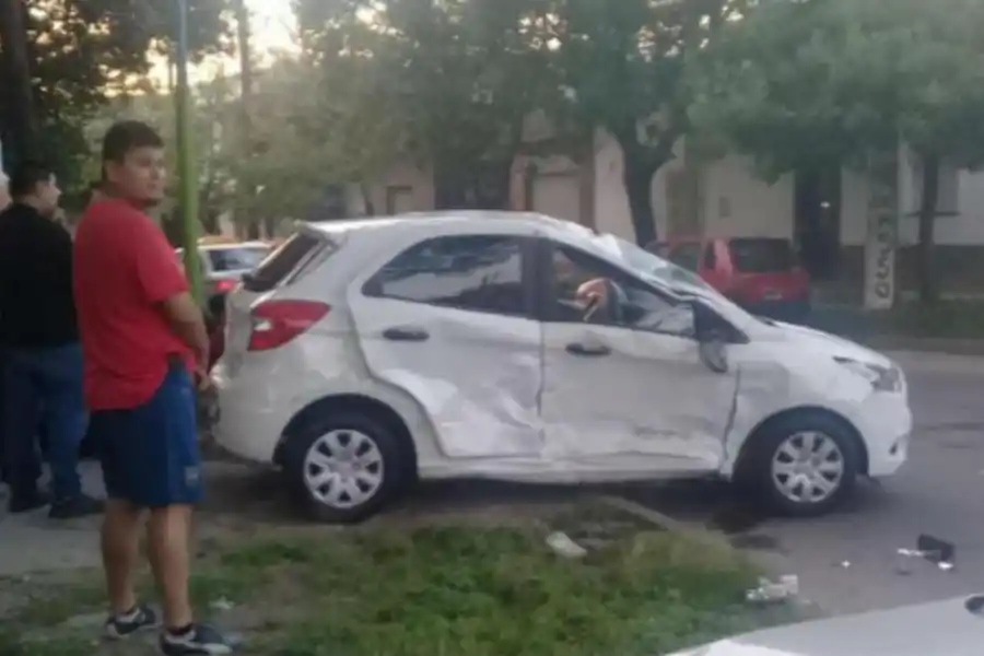  En la esquina de Pellegrini y General Paz se registró otro accidente entre dos vehículos. Una conductora fue asistida por lesiones.