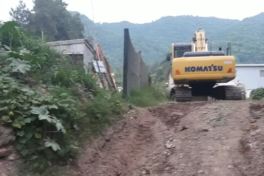 Con una grúa comenzaron a colocar las vigas del nuevo puente.