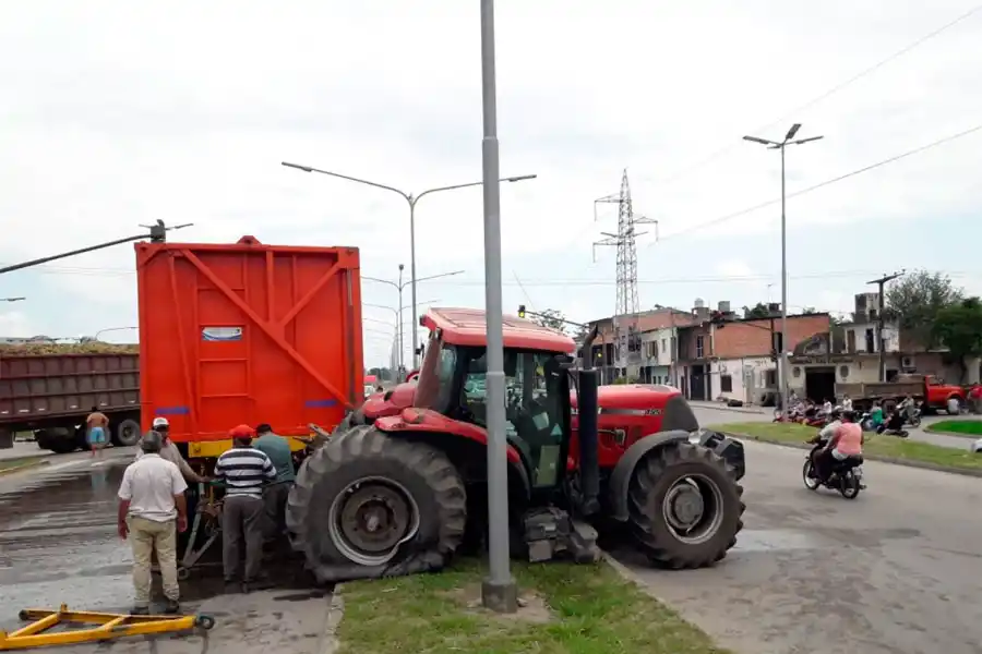 Tras rozar a un colectivo, un tractor terminó en medio de la platabanda