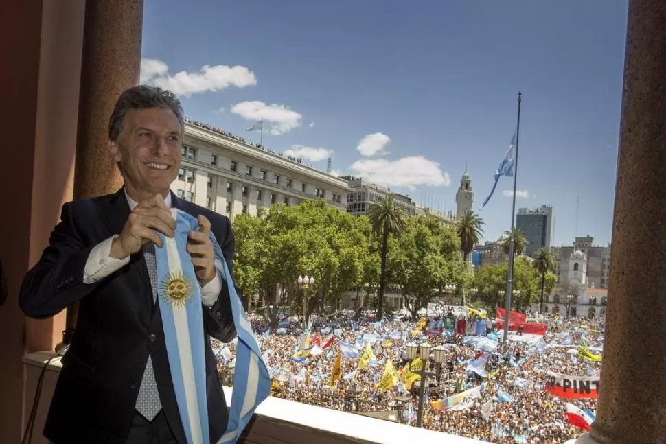 EL PRIMER DÍA. Macri, la banda y la plaza llena de gente, la postal de 2015. Reuters 