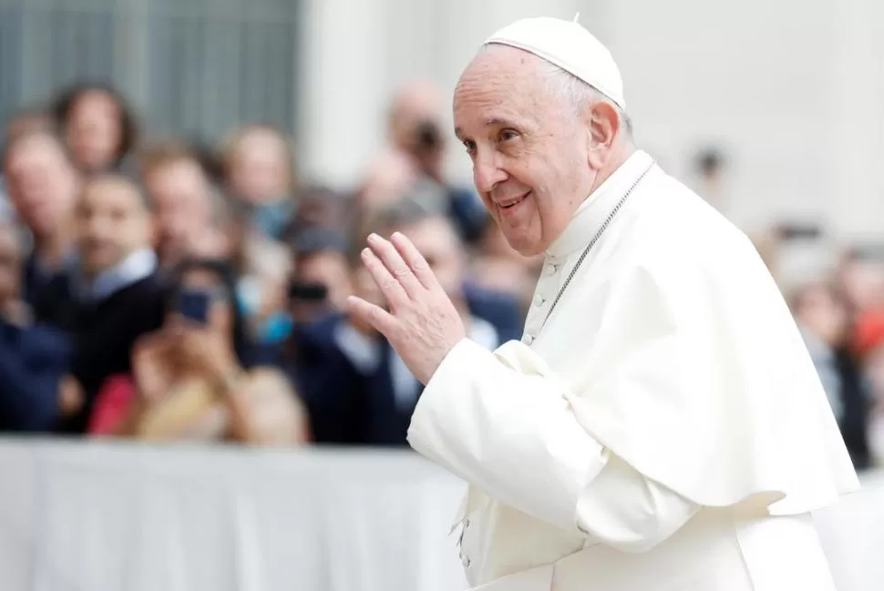 PONTÍFICE. El papa Francisco saluda a sus fieles antes de ingresar al Vaticano. 