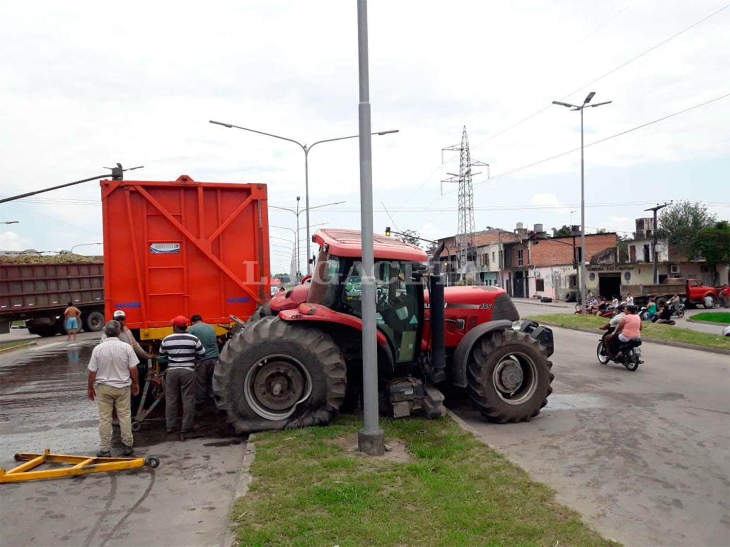 Tras rozar a un colectivo, un tractor terminó en medio de la platabanda