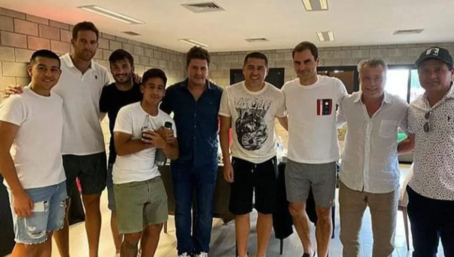 Roger Federer se sacó una foto con Del Potro y Riquelme y sus amigos. (FOTO TOMADA DE TWITTER)