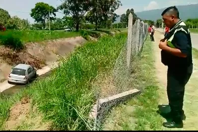 Una mujer cayó al canal al perder el control del auto en el camino de sirga