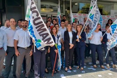 Protesta de bancarios por ajustes en una entidad privada
