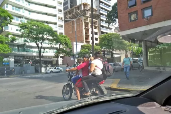 Dos adultos y dos niños arriba de una moto en Salta y Marcos Paz