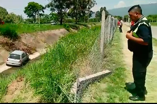 Una mujer cayó al canal al perder el control del auto en el camino de sirga