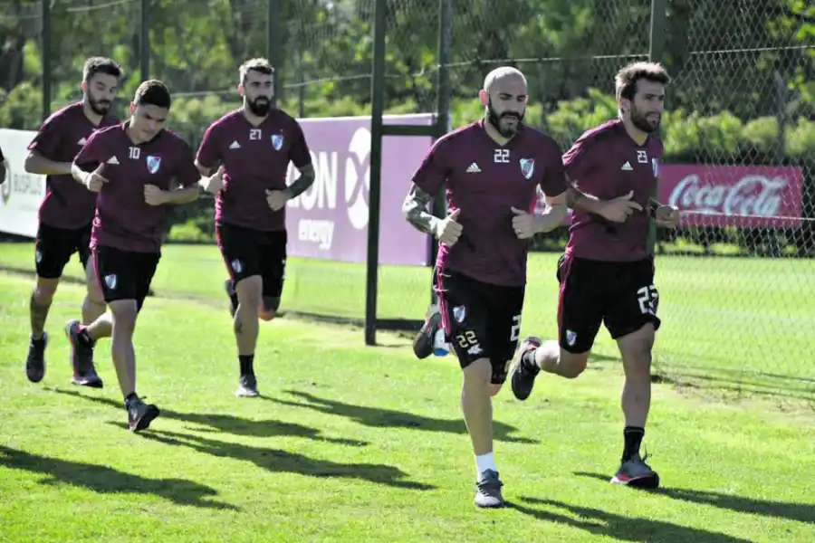 A PUNTO. Pinola y Ponzio encabezan el grupo durante la práctica, mientras Quintero, Pratto y Scocco los siguen de cerca. fotos prensa carp