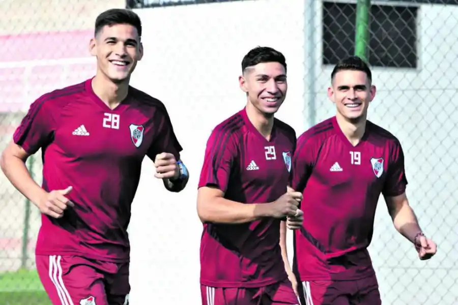 DISTENDIDOS. Luca Martínez Quarta, Gonzalo Montiel y Rafael Santos Borré fueron sorprendidos en plena actividad.   