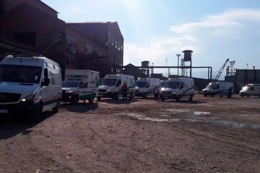 AL MENOS CINCO FALLECIDOS. Varias ambulancias trasladaron a los heridos.