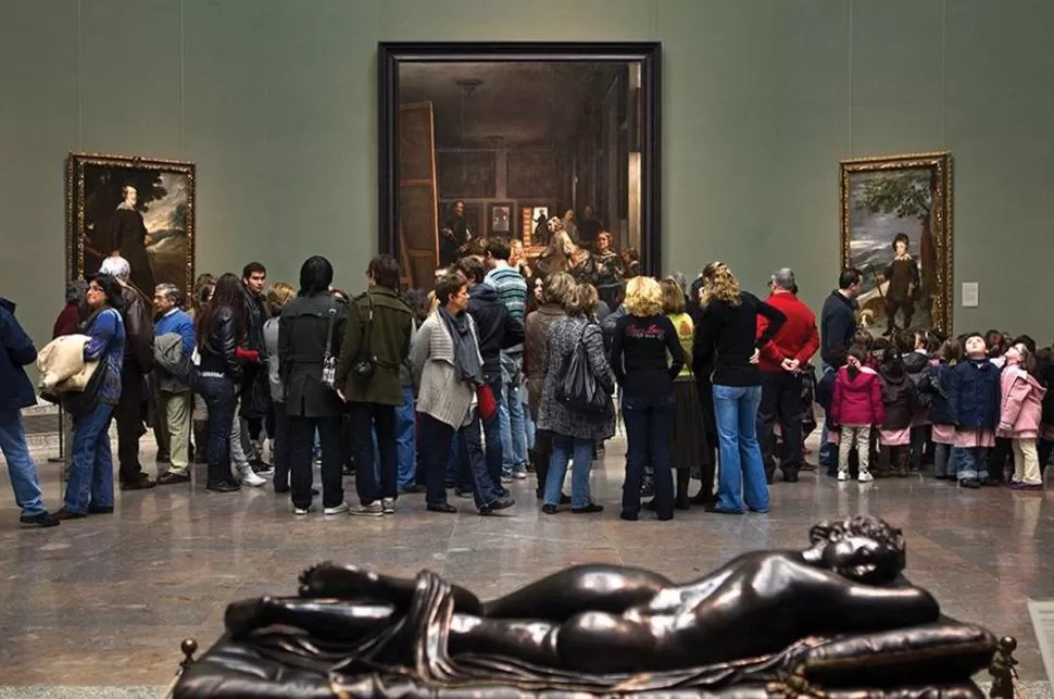 AL FONDO, LAS MENINAS. La sala a la que todos los visitantes del Prado quieren llegar es una puesta en escena para la mayor obra de Velázquez 