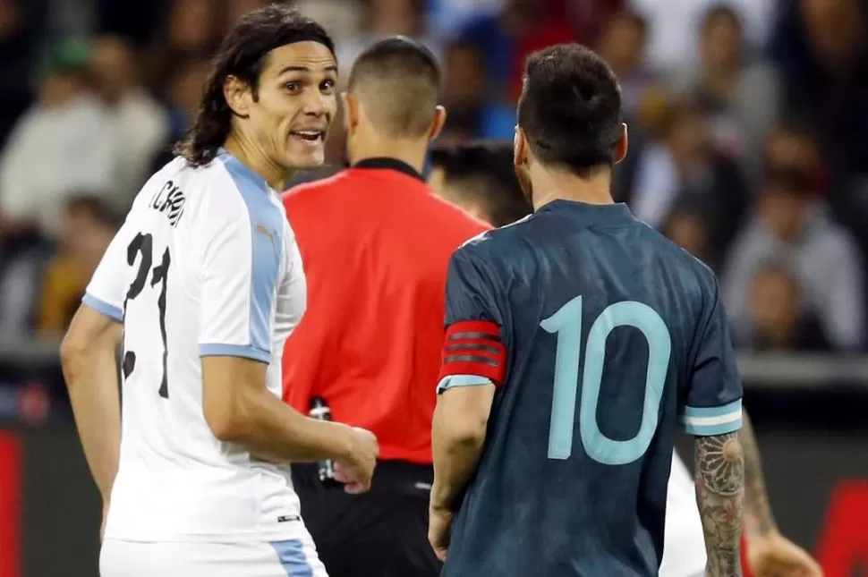 TENSO CRUCE EN LA CANCHA. Edinson Cavani invita a Lionel Messi a pelear.  