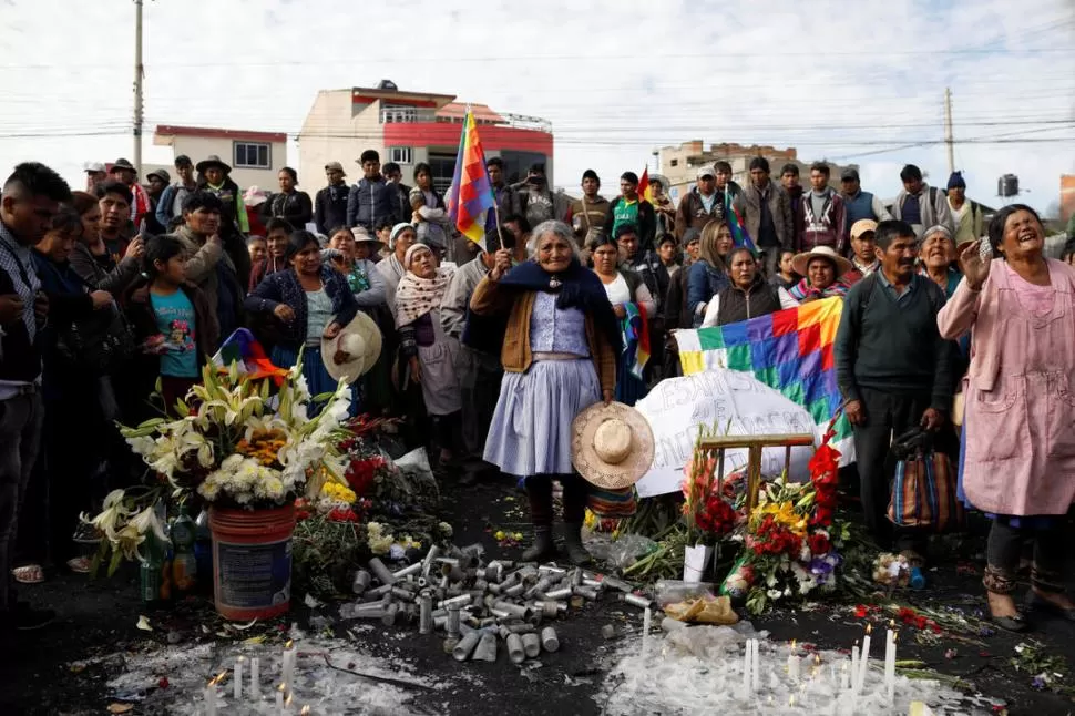 VIGILIA. Campesinos de Cochabamba lamentan la muerte de sus compañeros durante la represión contra una manifestación a favor de Evo.  reuters 