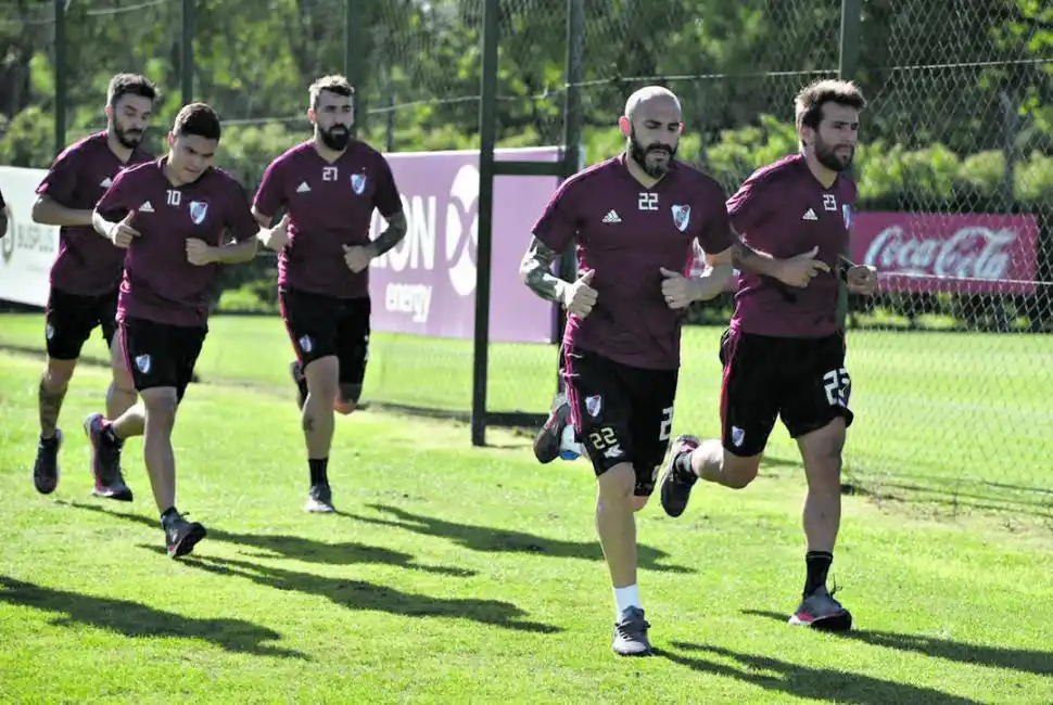 A PUNTO. Pinola y Ponzio encabezan el grupo durante la práctica, mientras Quintero, Pratto y Scocco los siguen de cerca. fotos prensa carp