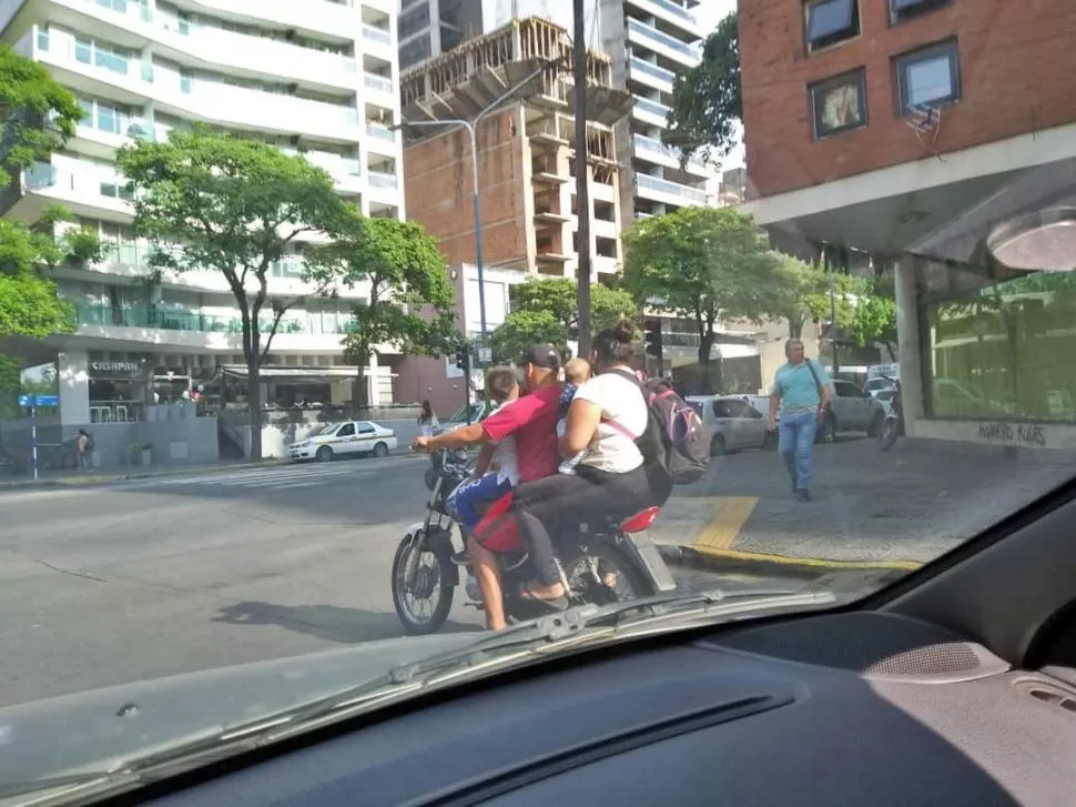 Dos adultos y dos niños arriba de una moto en Salta y Marcos Paz