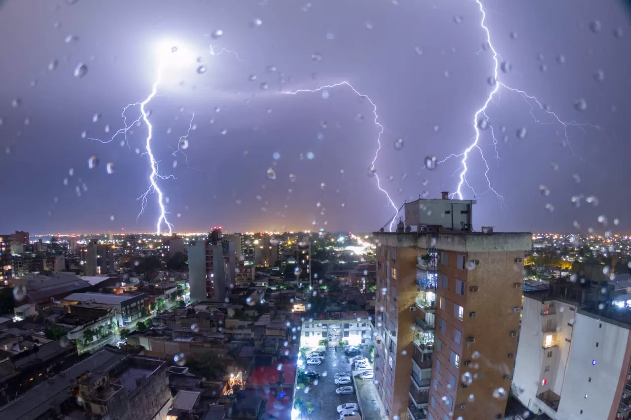 BARRIO SUR. El fotógrafo Luciano D' Errico captó el momento de la tormenta eléctrica. IMAGEN GENTILEZA @DERRICOLUC