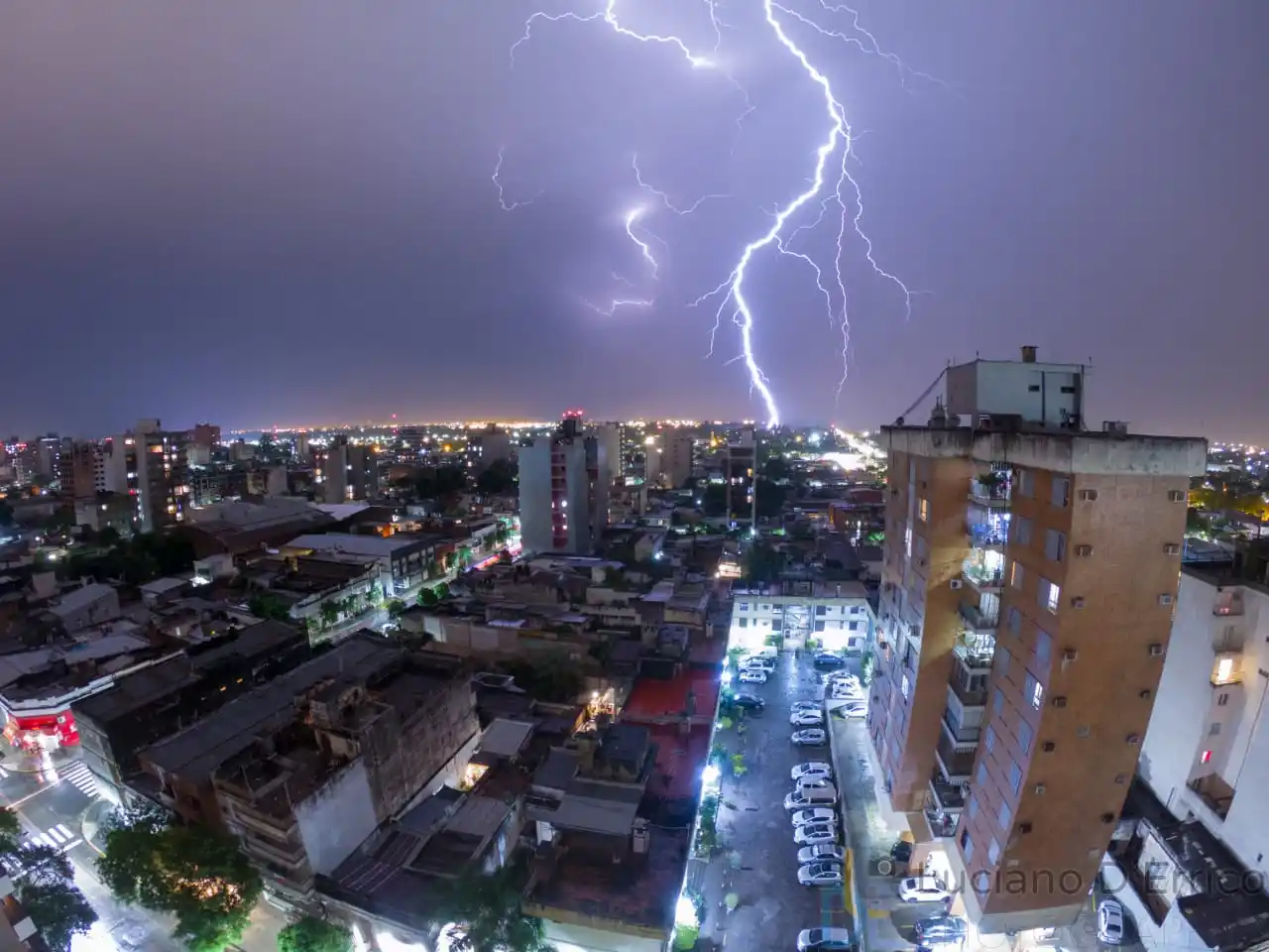 Imágenes: una combinación de lluvia, rayos y vientos generó temor en los tucumanos