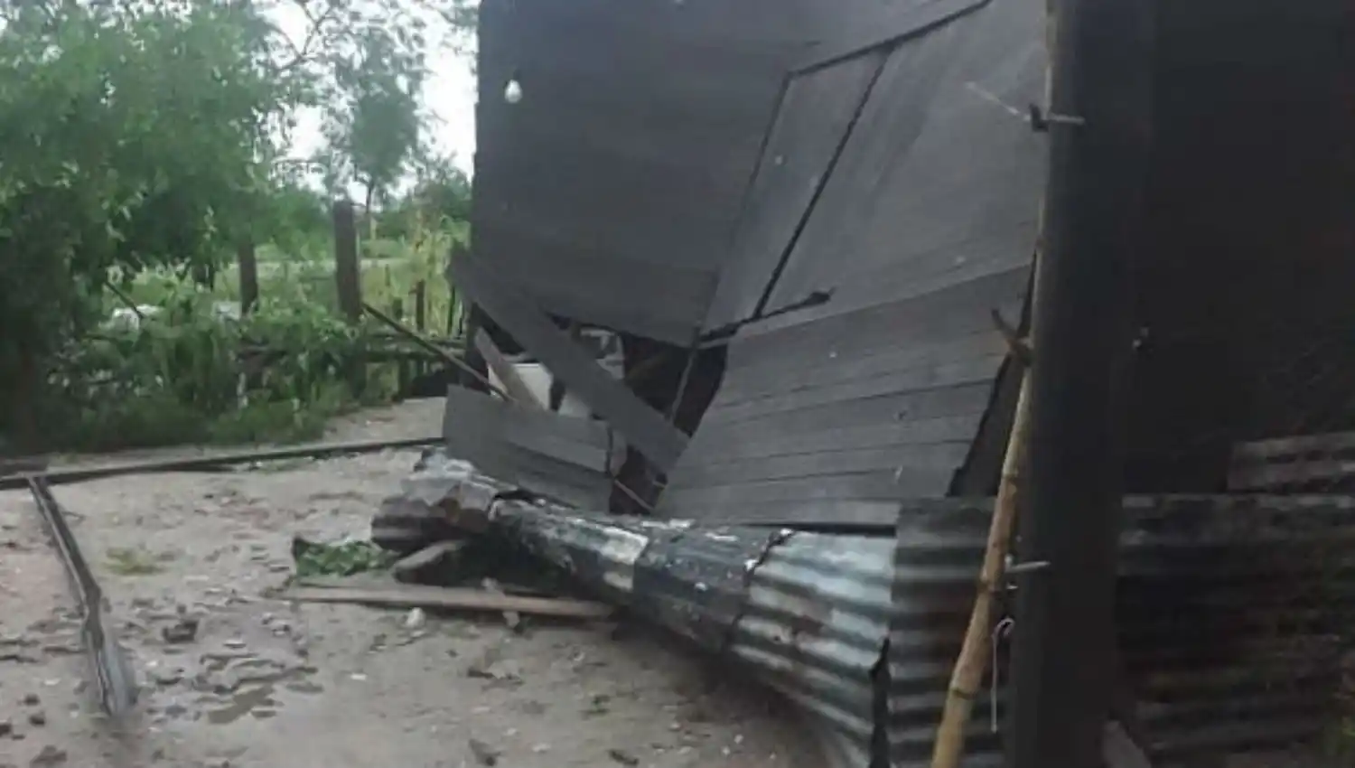Imágenes: una combinación de lluvia, rayos y vientos generó temor en los tucumanos