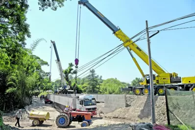 Con grúas y vigas gigantes, el puente de El Corte comienza a tomar forma
