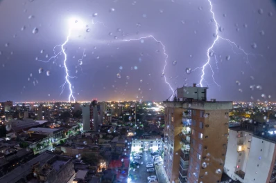 Imágenes: una combinación de lluvia, rayos y vientos generó temor en los tucumanos