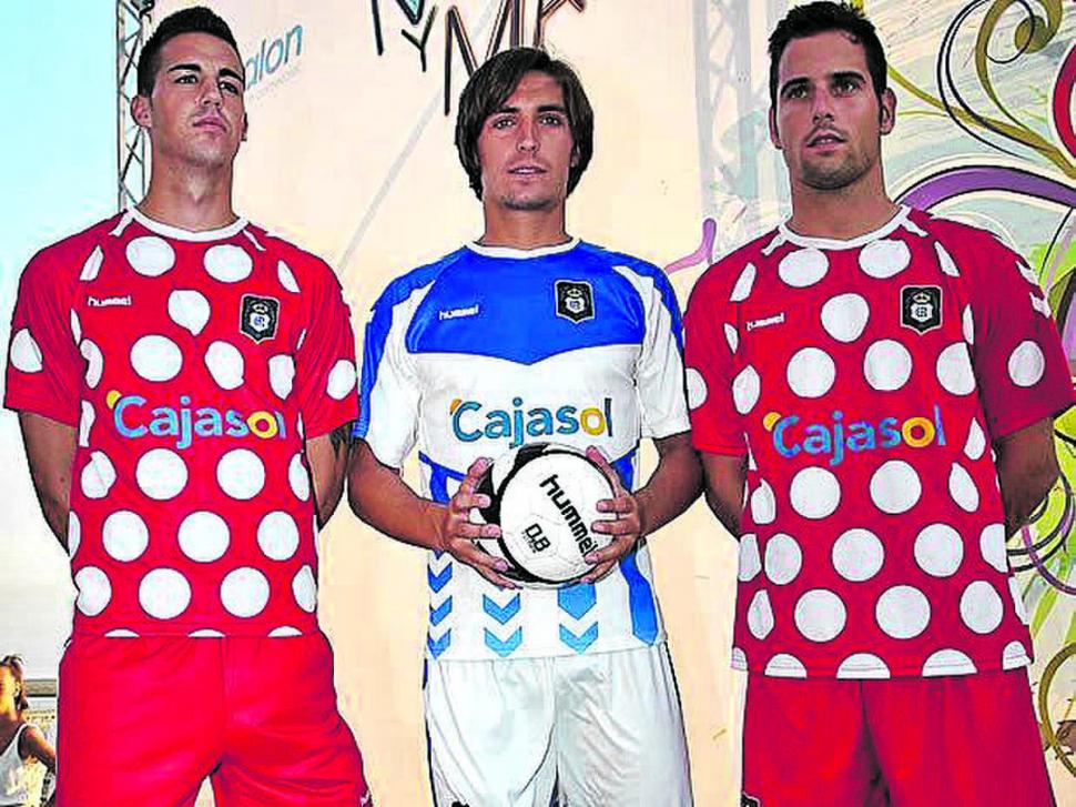 RECREATIVO DE HUELVA. En 2012, el club sugirió estas casacas, con un aspecto similar a un pijama.