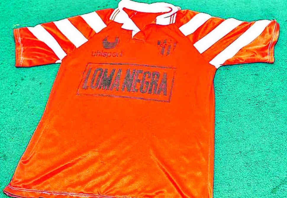 NO PASA NARANJA. Atlético intentó usar esta casaca en 1993. El público no lo dejó.