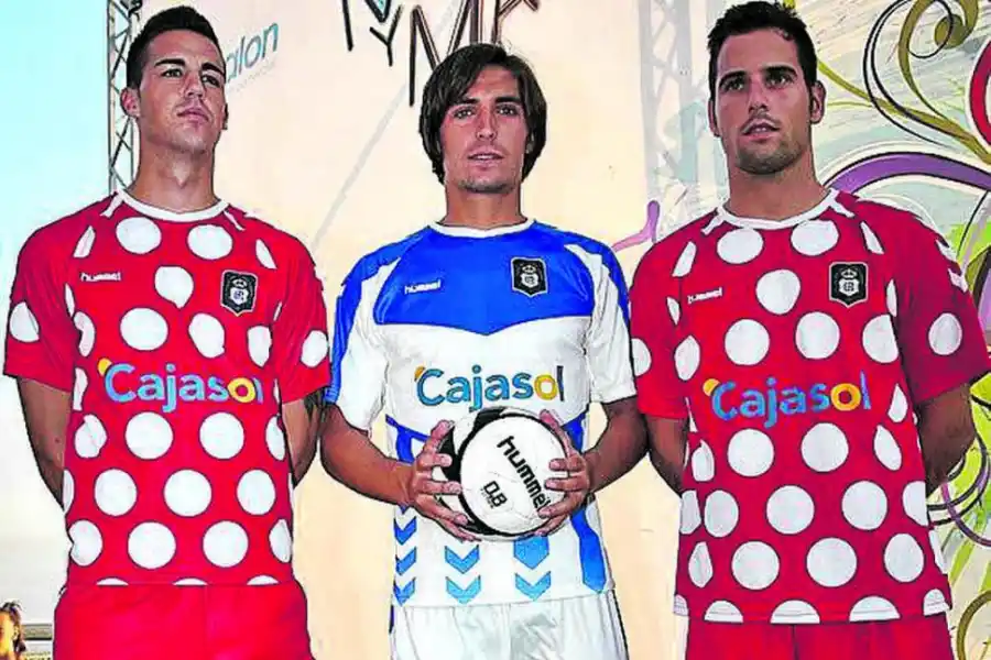 RECREATIVO DE HUELVA. En 2012, el club sugirió estas casacas, con un aspecto similar a un pijama.