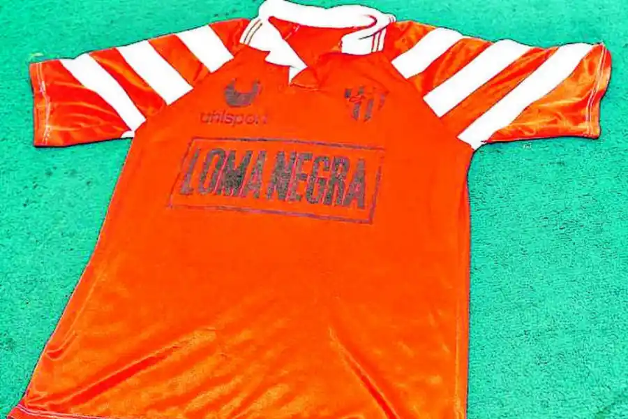 NO PASA NARANJA. Atlético intentó usar esta casaca en 1993. El público no lo dejó.